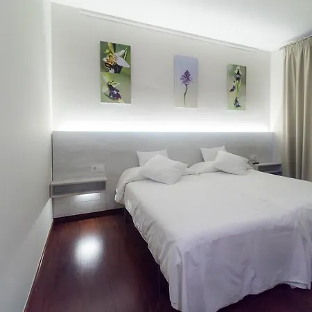- Habitacions I Hotel El Pi de Sant Just
